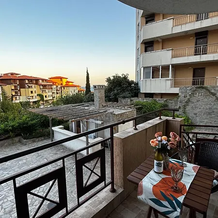 아파트 In Complex Sirena! *